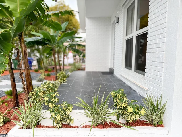 560 NW 47th Ter, Miami FL 33127