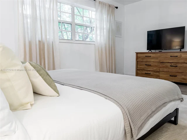 560 NW 47th Ter, Miami FL 33127