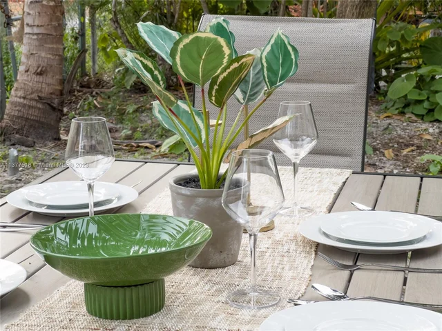 560 NW 47th Ter, Miami FL 33127