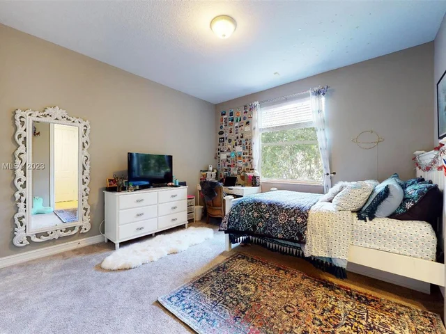 21 Snowy Owl Ter, Plantation FL 33324