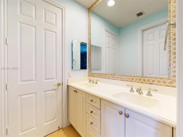 21 Snowy Owl Ter, Plantation FL 33324