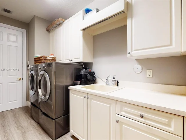 21 Snowy Owl Ter, Plantation FL 33324