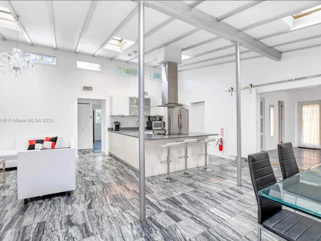 910 NE 81st St, Miami FL 33138