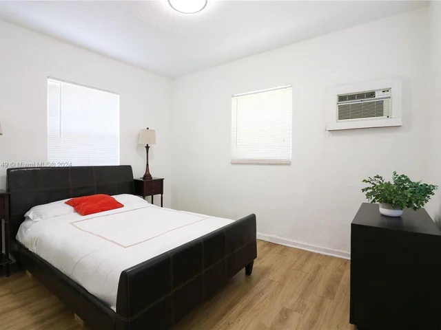 910 NE 81st St, Miami FL 33138