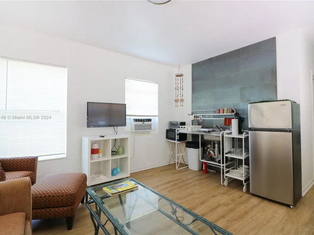 910 NE 81st St, Miami FL 33138