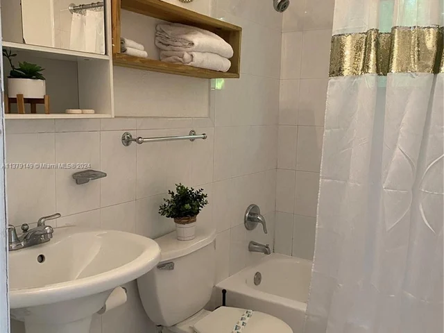 910 NE 81st St, Miami FL 33138