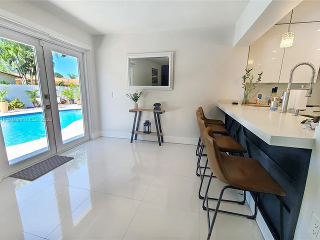 1190 N Douglas Rd, Pembroke Pines FL 33024