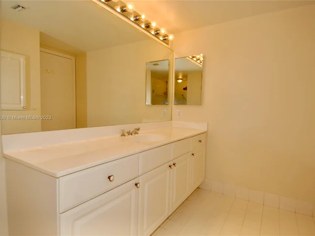 3600 YACHT CLUB DR # 704, Aventura FL 33180