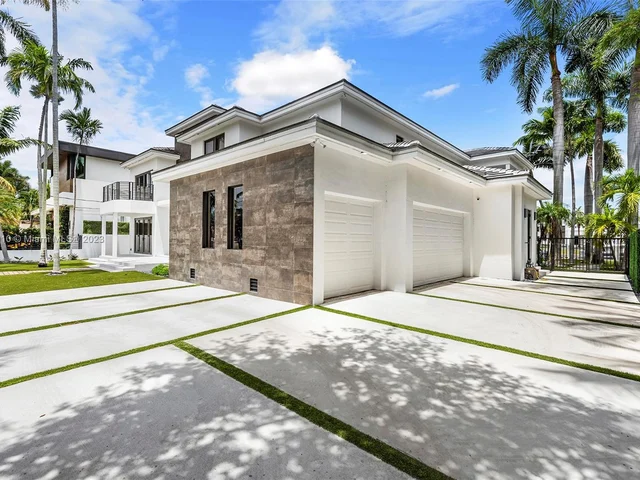 528 Coconut Isle Dr, Fort Lauderdale FL 33301