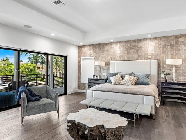 528 Coconut Isle Dr, Fort Lauderdale FL 33301