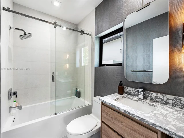 528 Coconut Isle Dr, Fort Lauderdale FL 33301