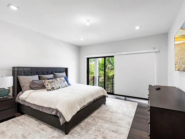 528 Coconut Isle Dr, Fort Lauderdale FL 33301