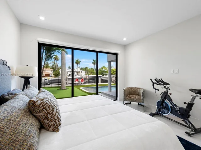 528 Coconut Isle Dr, Fort Lauderdale FL 33301