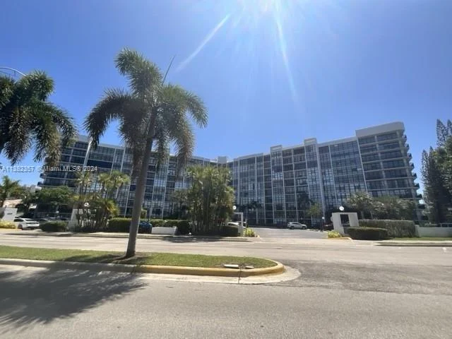 1000 Parkview Dr # 428, Hallandale Beach FL 33009