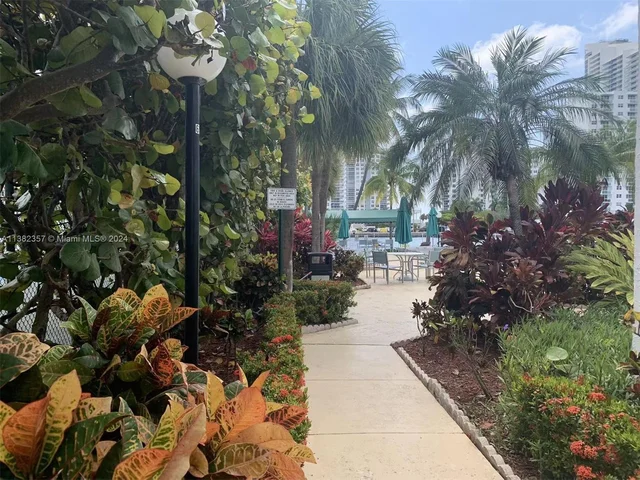 1000 Parkview Dr # 428, Hallandale Beach FL 33009