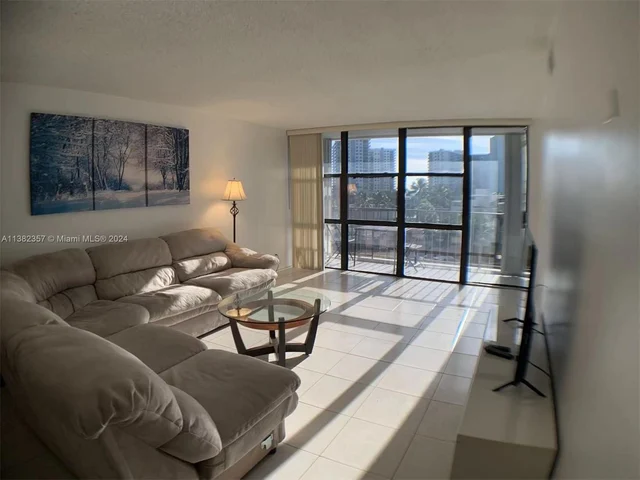 1000 Parkview Dr # 428, Hallandale Beach FL 33009