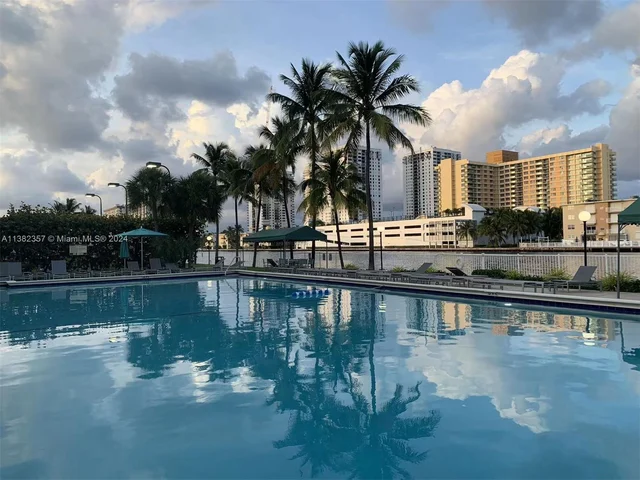 1000 Parkview Dr # 428, Hallandale Beach FL 33009