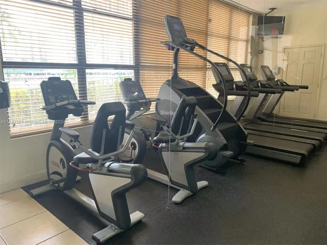 1000 Parkview Dr # 428, Hallandale Beach FL 33009