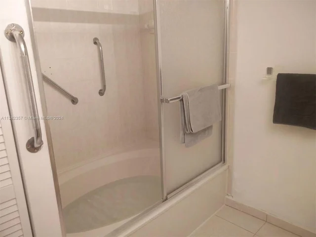 1000 Parkview Dr # 428, Hallandale Beach FL 33009