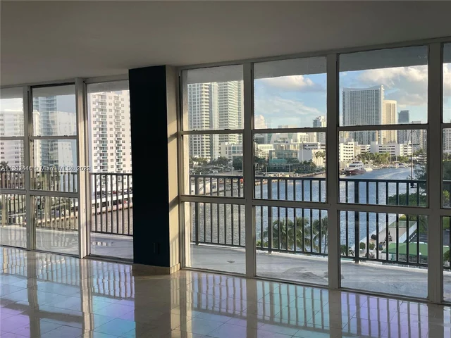 1000 Parkview Dr # 920, Hallandale Beach FL 33009