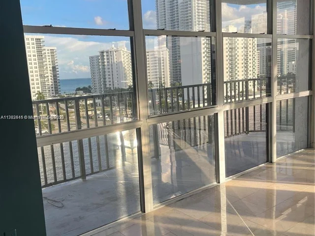 1000 Parkview Dr # 920, Hallandale Beach FL 33009