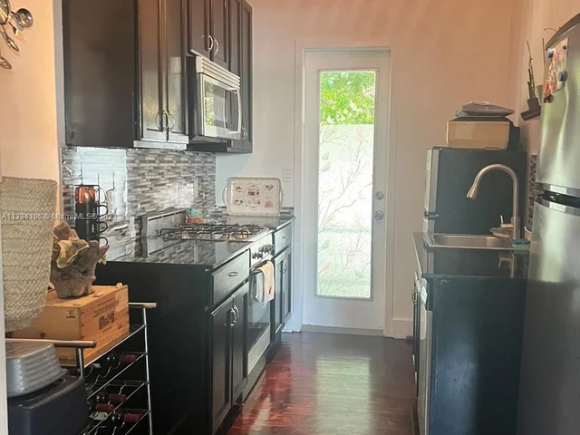 935 10th St # 1, Miami Beach FL 33139