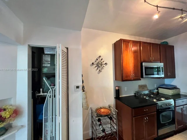 935 10th St # 1, Miami Beach FL 33139