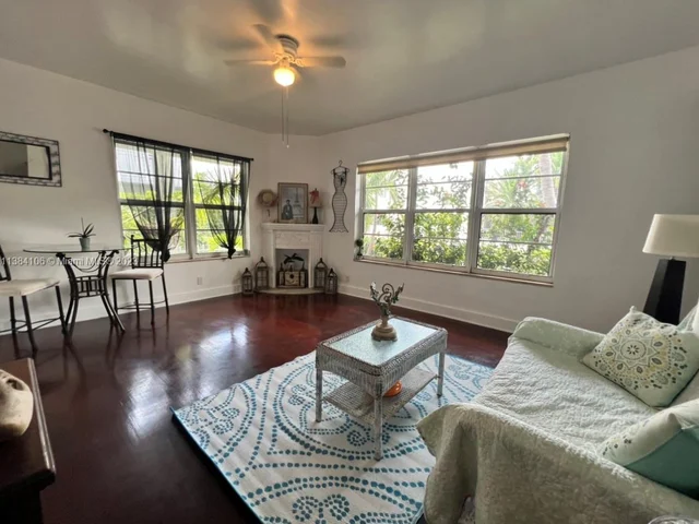 935 10th St # 1, Miami Beach FL 33139