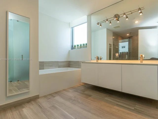 1300 Brickell Bay Dr # 3804, Miami FL 33131