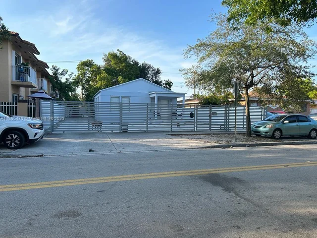 367 E 4th St, Hialeah FL 33010