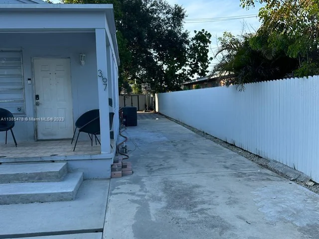 367 E 4th St, Hialeah FL 33010