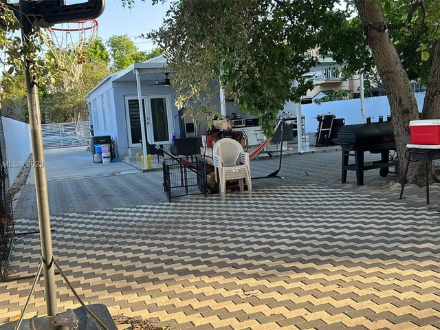 367 E 4th St, Hialeah FL 33010