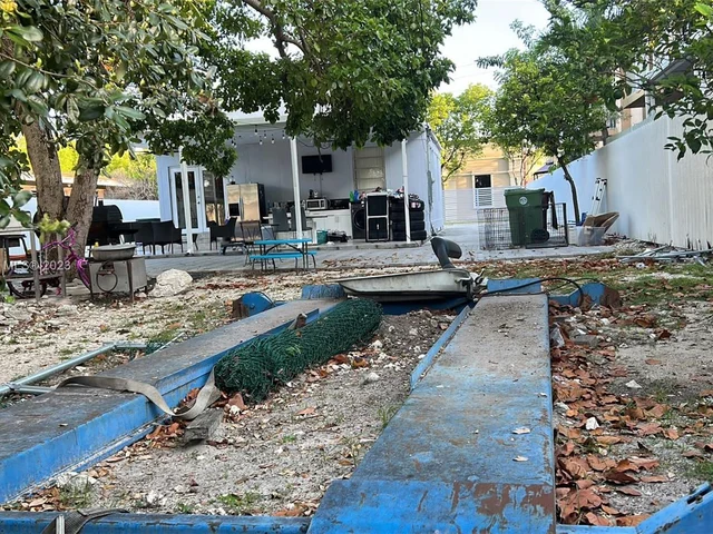 367 E 4th St, Hialeah FL 33010