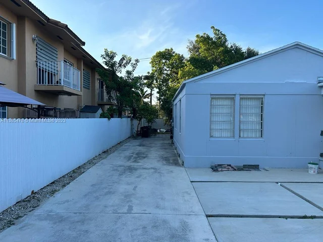 367 E 4th St, Hialeah FL 33010