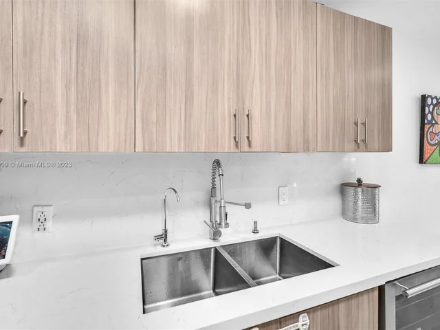 19204 W Lake Dr, Hialeah FL 33015