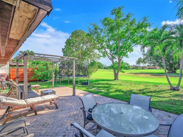 19204 W Lake Dr, Hialeah FL 33015