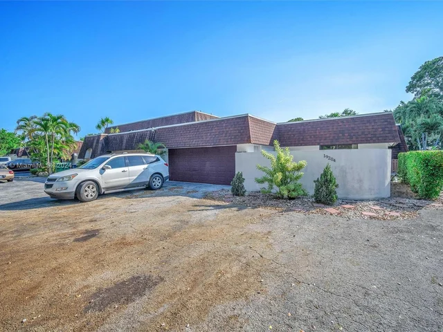 19204 W Lake Dr, Hialeah FL 33015