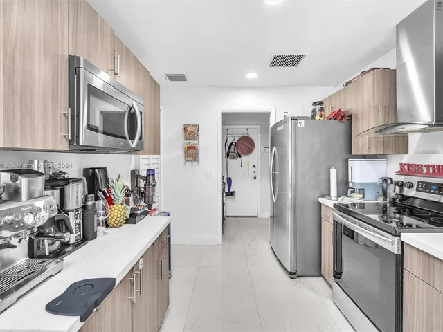 19204 W Lake Dr, Hialeah FL 33015