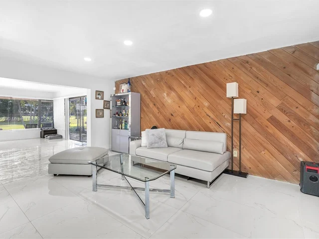 19204 W Lake Dr, Hialeah FL 33015