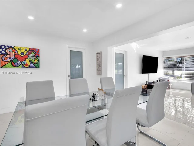 19204 W Lake Dr, Hialeah FL 33015