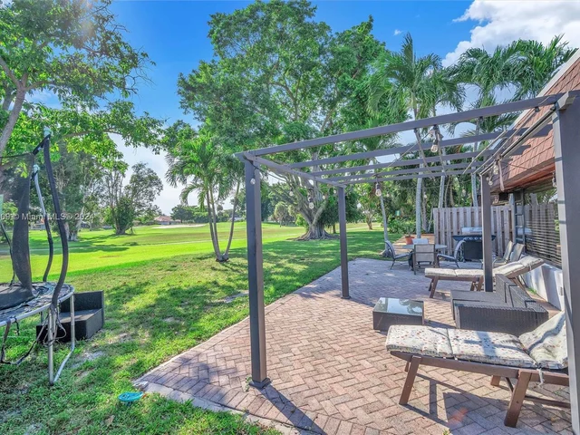 19204 W Lake Dr, Hialeah FL 33015