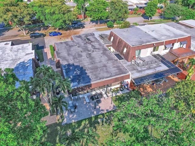 19204 W Lake Dr, Hialeah FL 33015