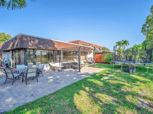 19204 W Lake Dr, Hialeah FL 33015