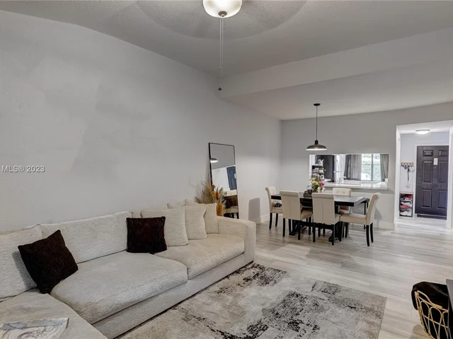 110 SW 97th Ave, Pembroke Pines FL 33025