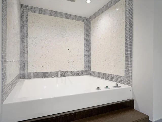 200 Biscayne Boulevard Way # 4414, Miami FL 33131