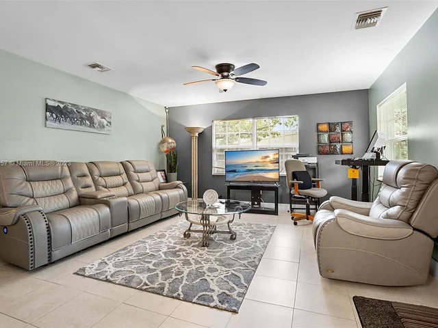 712 NE 3rd Ave, Pompano Beach FL 33060