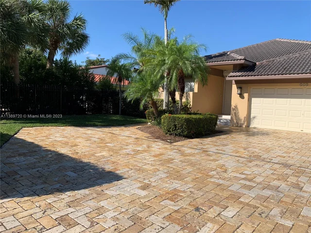 513 S Riverside Dr, Pompano Beach FL 33062