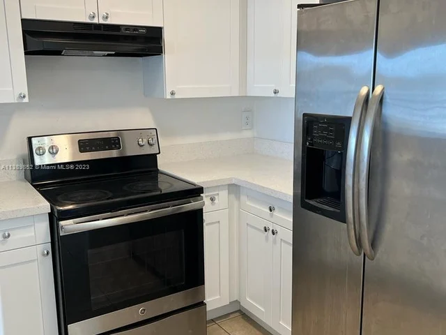 1095 W 77th St # 202, Hialeah FL 33014