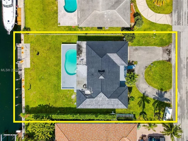 425 Tamarind Dr, Hallandale Beach FL 33009