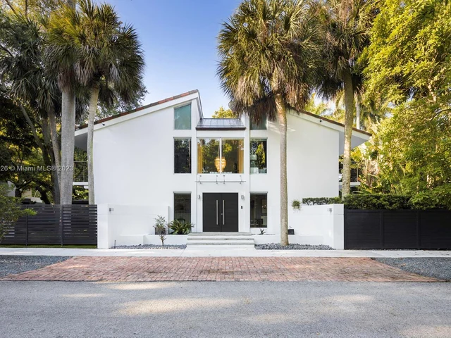 2800 Crystal Ct, Miami FL 33133